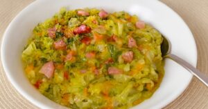 Bigos z mladého zelí s klobásou