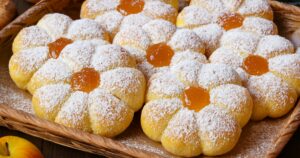 Nadýchané koláčky s pudinkem a meruňkovým džemem