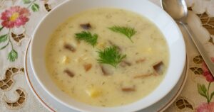 Rychlá kulajda se smetanou a čerstvými houbami