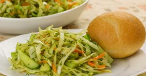 Rychlý salát z mladého zelí s mrkví