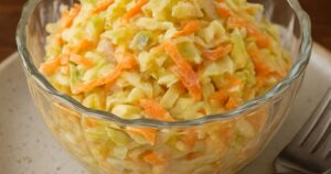 Rychlý zeleninový salát s jogurtovým dresinkem