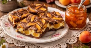 Dvoubarevná buchta s tvarohem a meruňkami