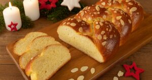 Jednoduchá vánočka s mandlemi a vanilkou