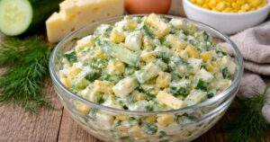 Okurkový salát se zakysanou smetanou