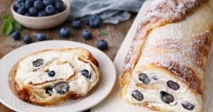 Jednoduchá palačinková roláda s borůvkami