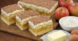 Piškotové řezy „Antonín“ s krémem a jablky