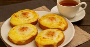 Zapečený chléb s vejcem a sýrem