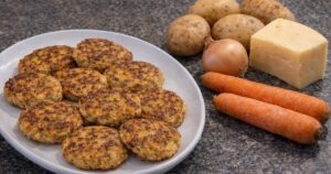 Bramborové karbanátky s mrkví, cibulí a sýrem