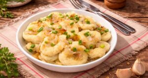 Bramborové knedlíky s cibulkou