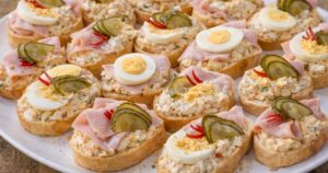 Domácí lahůdkové chlebíčky se šunkou a vejcem