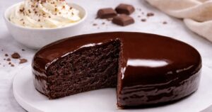 Dort s čokoládovou polevou a vanilkou