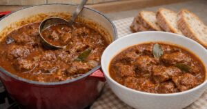 Hovězí guláš s červeným vínem a bylinkami