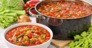 Zeleninová „hubnoucí“ polévka se zelím, celerem a rajčaty