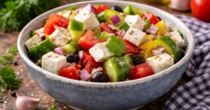 Klasický šopský salát s rajčaty a fetou
