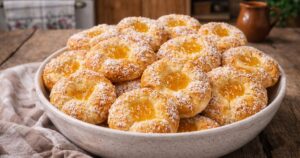 Koláčky s broskvovým džemem sypané kokosem