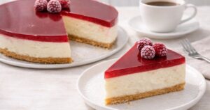 Nepečený cheesecake se sušenkovým korpusem a malinovým želé