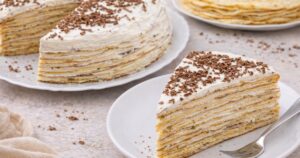 Vrstvený palačinkový dort s krémem ze zakysané smetany
