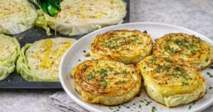 Pečené zelné steaky jen ze 3 surovin