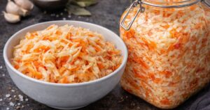 Pikantní zelný salát s paprikou a mrkví