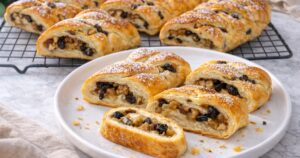 Pletený závin z kynutého těsta s rozinkami