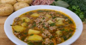 Rychlá polévka s bramborami a mletým masem