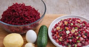 Salát z červené řepy, brambory a okurky