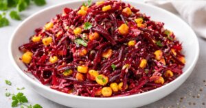 Rychlý zdravý salát z červené řepy a kukuřice