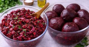 Salát z červené řepy se smaženou cibulkou