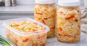 Salát z hlávkového zelí s mrkví a paprikou