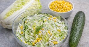 Zdravý salát z pekingského zelí s kukuřicí