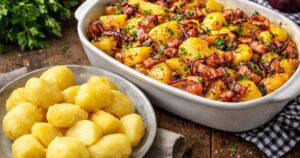 Zapečené brambory s cibulí a slaninou