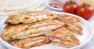 Slaný koláč z tortily se šunkou a sýrem