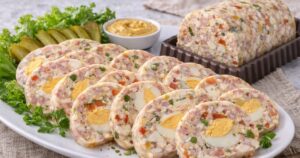 Vaječná tlačenka se salámem a cibulí