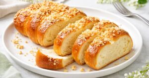 Vanilková vánočka s drobenkou z jemného másla