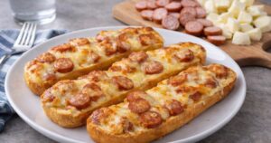 Zapečené rohlíky se sýrem a klobásou