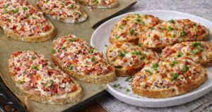 Zapečený chléb se šunkou, sýrem a zeleninou