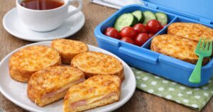 Zapečený chleba ve vajíčku se šunkou a sýrem