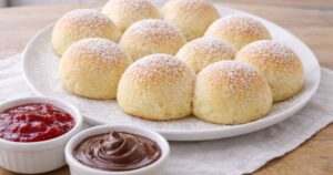 Nadýchané mléčné houstičky z kynutého těsta