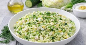 Fit zelný salát s vejci a jogurtovým dresinkem