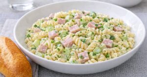 Těstovinový salát se šunkou a okurkou